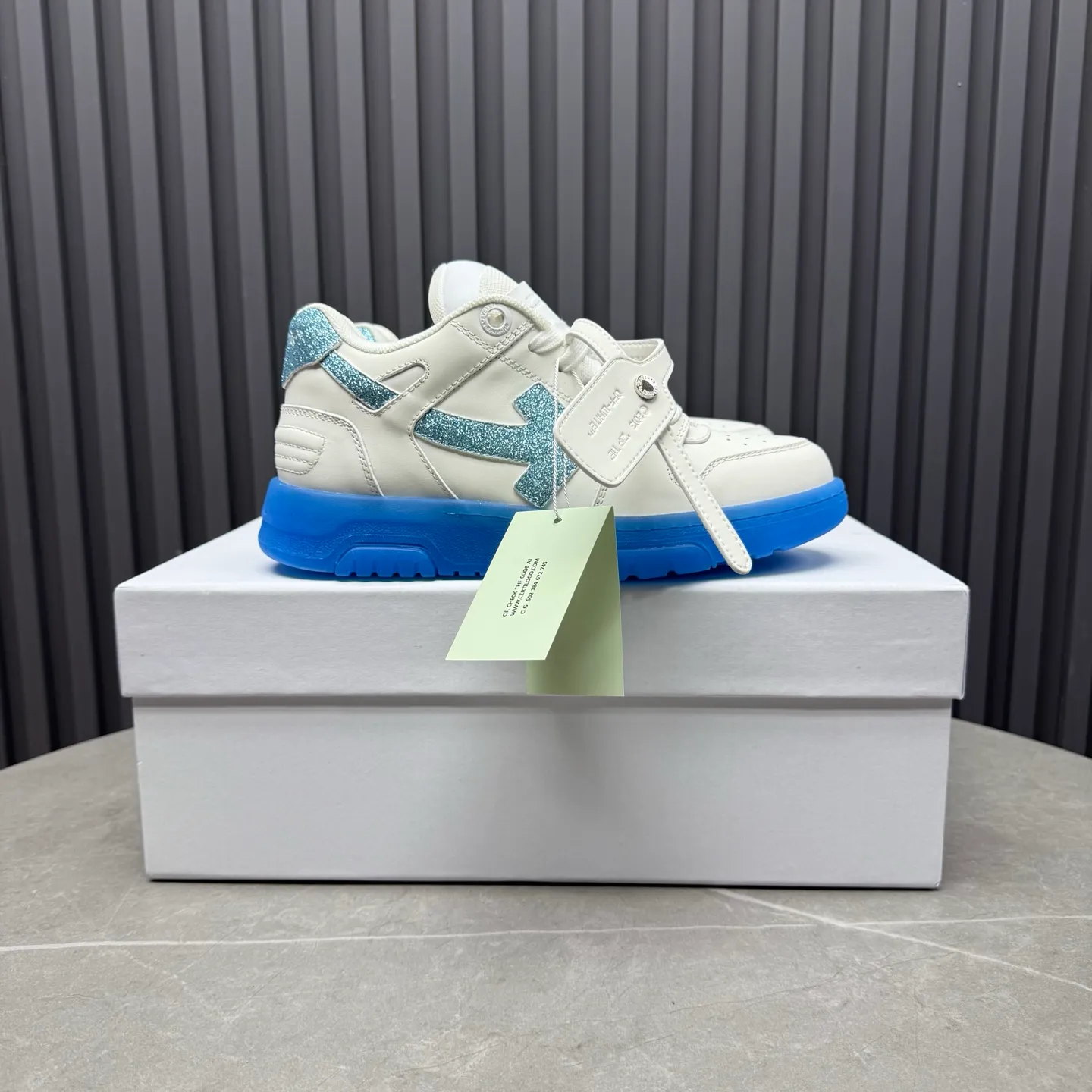 【off- white】P: 620💰Couple model👫, Size: 35-44 (Customized for men 38.45.46) High-quality version👊 "Out of office" series original molding, original lasting, production process 1:1 Original ➰OFF GRAY WHITE OW ➰ First-layer cowhide Imported skin-friendly and environmentally friendly polyester mesh Original molding high elastic and environmentally friendly molding pad Made with the original lasting process. The original molded rubber outsole (never yellows and deforms) has a super correct shape, bright color and strong three-dimensional effect👍. Packaging💯Full set of packaging synchronized with the official website (branded paper, certificate of quality, branded cloth bag)